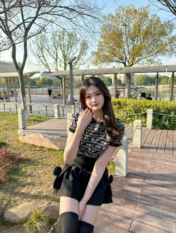 初次穿短裙黑丝感觉还可以。上海兼职中