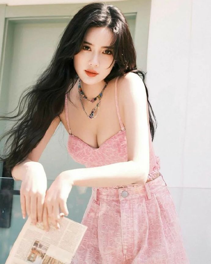 粉色套装加上完美颜值，少女感满满，太美了！