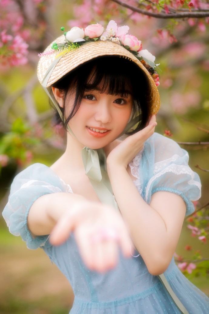 送你一朵小红花开在你昨天新长的枝桠。@豆丁包包   出镜@汤