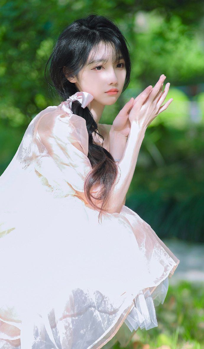 闲在路边的椰树叶它有一整天的时间